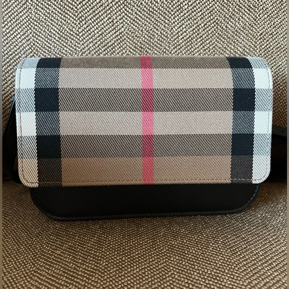 Burberry purse - Picture 2 of 16